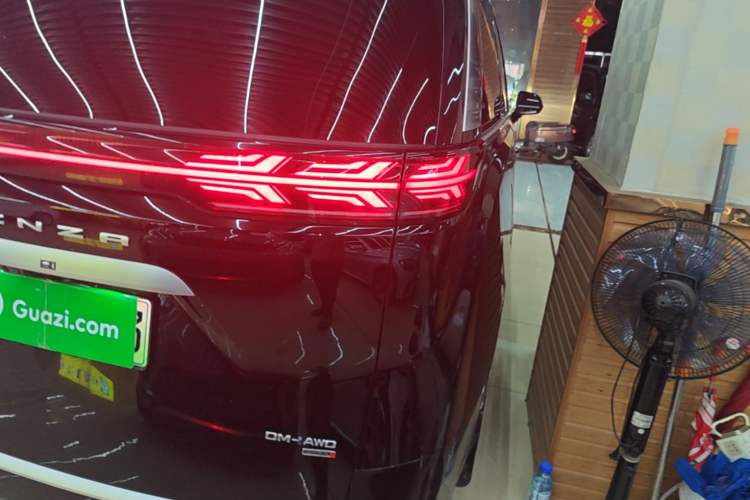 Used Denza D9 2025 DM-i Intelligent Drive 1020 Four-Wheel Drive Prestige Model Right Rear Taillight
