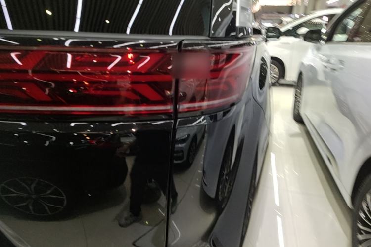 Used Denza D9 2025 DM-i Intelligent Drive 1020 Four-Wheel Drive Flagship Model Right Rear Taillight