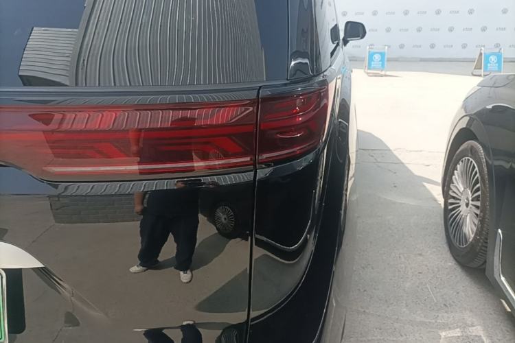 Used Denza D9 2025 DM-i Intelligent Drive 1020 Four-Wheel Drive Prestige Model Right Rear Taillight