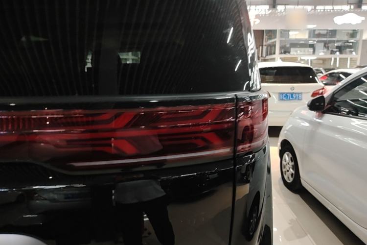 Used Denza D9 2025 DM-i Intelligent Drive 1020 Four-Wheel Drive Prestige Model Right Rear Taillight