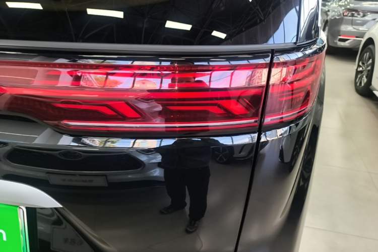 Used Denza D9 2025 Model DM-i Four-Wheel Drive Prestige Edition Right Rear Taillight