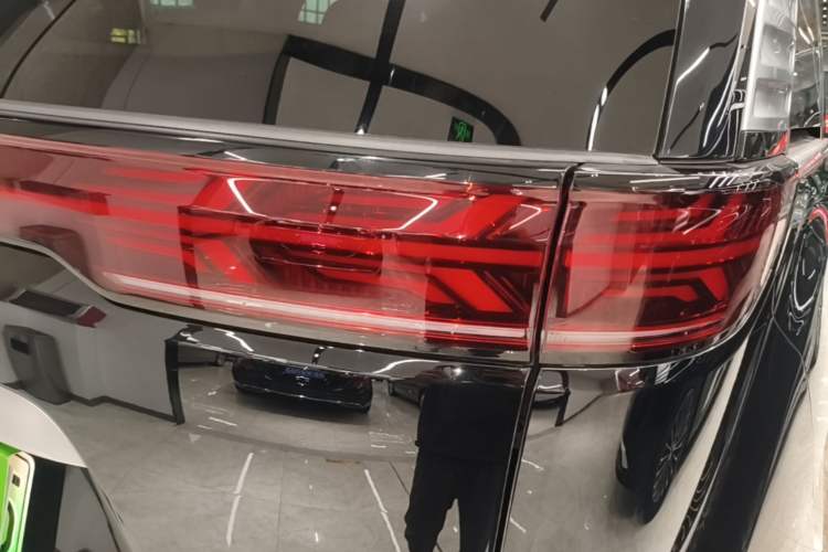 Used Denza D9 2025 DM-i Intelligent Drive 1020 Four-Wheel Drive Flagship Model Right Rear Taillight