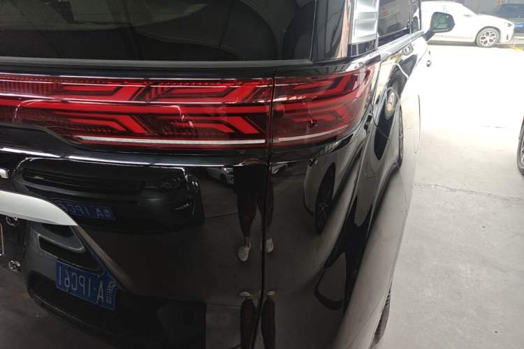 Used Denza D9 2025 EV Intelligent Driving Edition 600 Four-Wheel Drive Flagship Model Right Rear Taillight