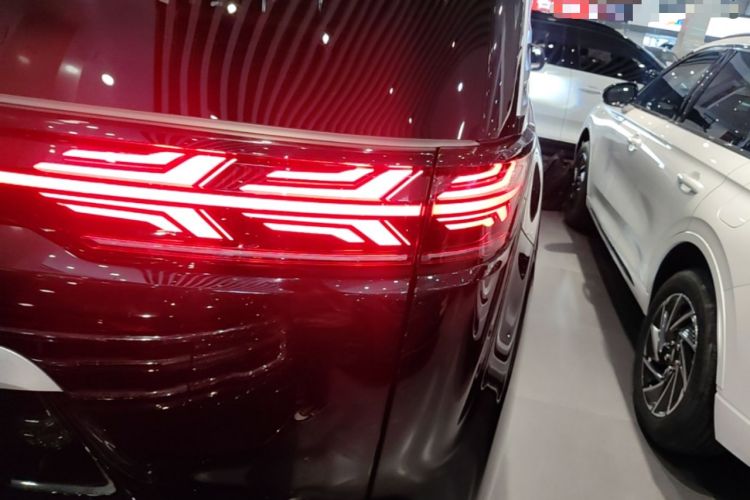 Used Denza D9 2025 DM-i Intelligent Drive 1020 Four-Wheel Drive Prestige Model Right Rear Taillight