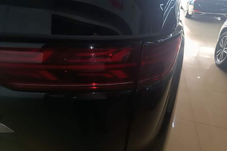 Used Denza D9 2025 DM-i Smart Drive 1020 Four-Wheel Drive Deluxe Model Right Rear Taillight