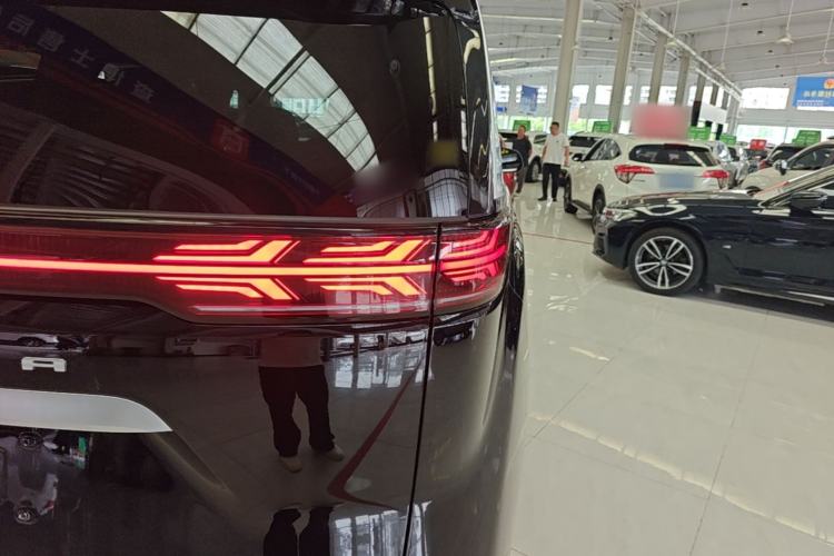 Used Denza D9 2025 DM-i Intelligent Drive 1020 Four-Wheel Drive Prestige Model Right Rear Taillight