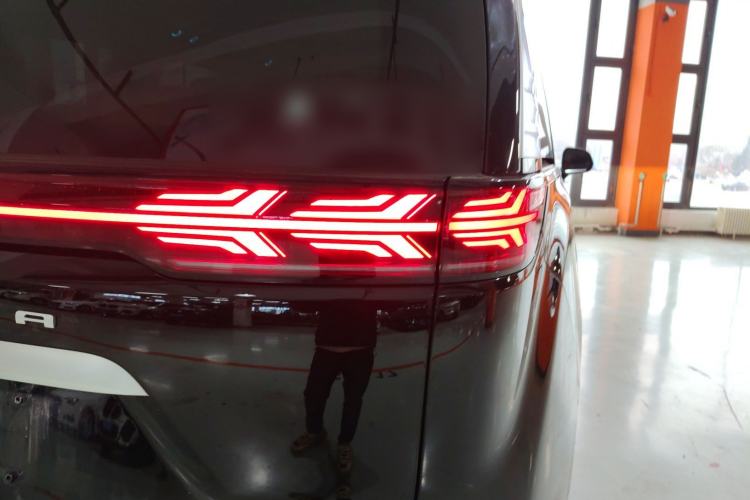 Used Denza D9 2025 DM-i Smart Drive 1020 Four-Wheel Drive Premium Model Right Rear Taillight