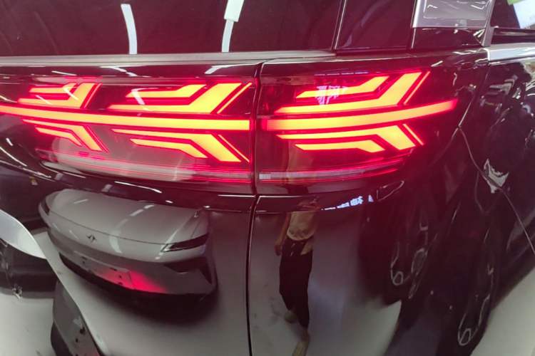 Used Denza D9 2025 Model DM-i Two-Wheel Drive Prestige Edition Right Rear Taillight