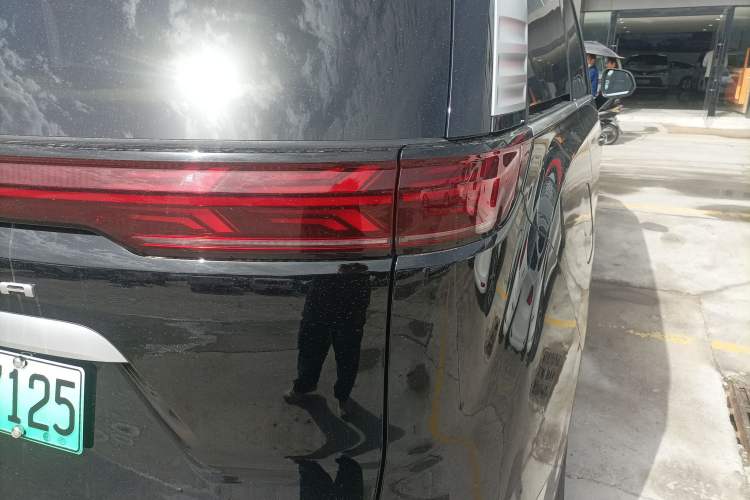 Used Denza D9 2025 DM-i Smart Drive 1020 Four-Wheel Drive Deluxe Model Right Rear Taillight