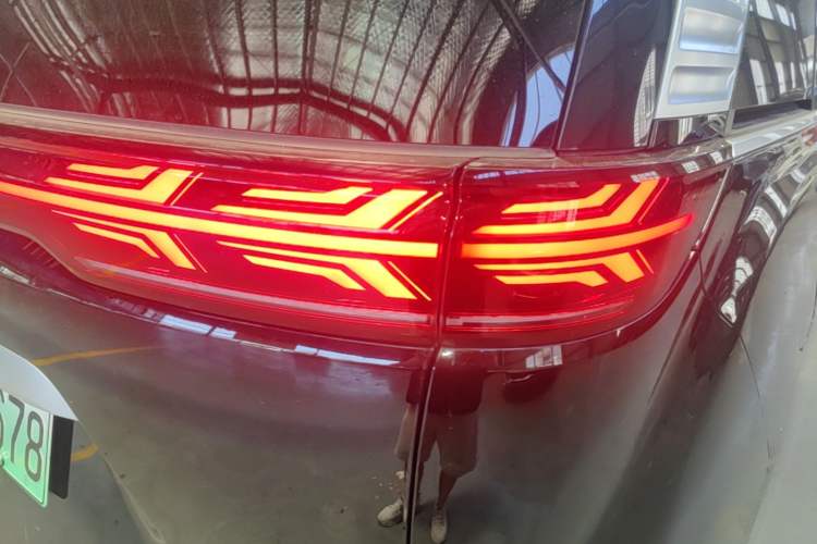 Used Denza D9 2025 DM-i Intelligent Drive 1020 Four-Wheel Drive Prestige Model Right Rear Taillight
