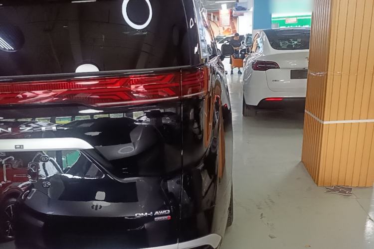 Used Denza D9 2025 DM-i Intelligent Drive 1020 Four-Wheel Drive Flagship Model Right Rear Taillight