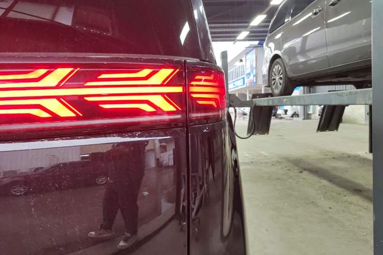 Used Denza D9 2025 DM-i Intelligent Drive 1020 Four-Wheel Drive Prestige Model Right Rear Taillight