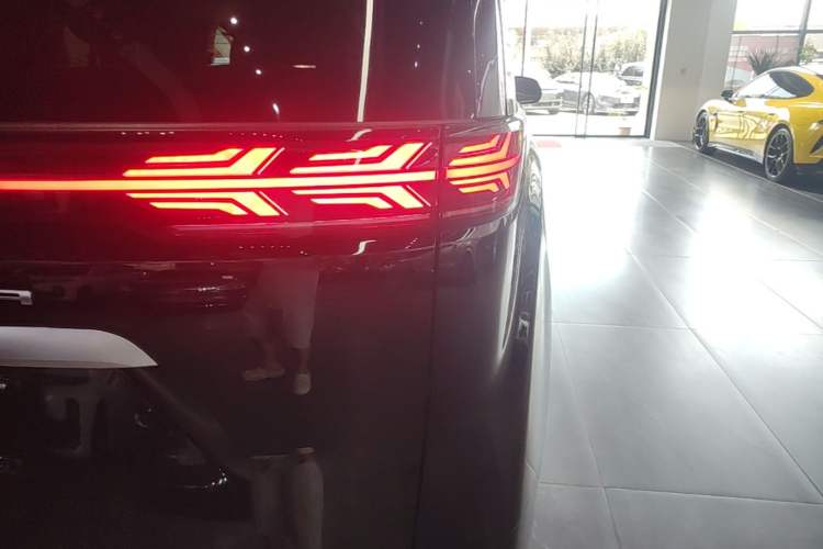 Used Denza D9 2025 DM-i Intelligent Drive 1020 Four-Wheel Drive Prestige Model Right Rear Taillight