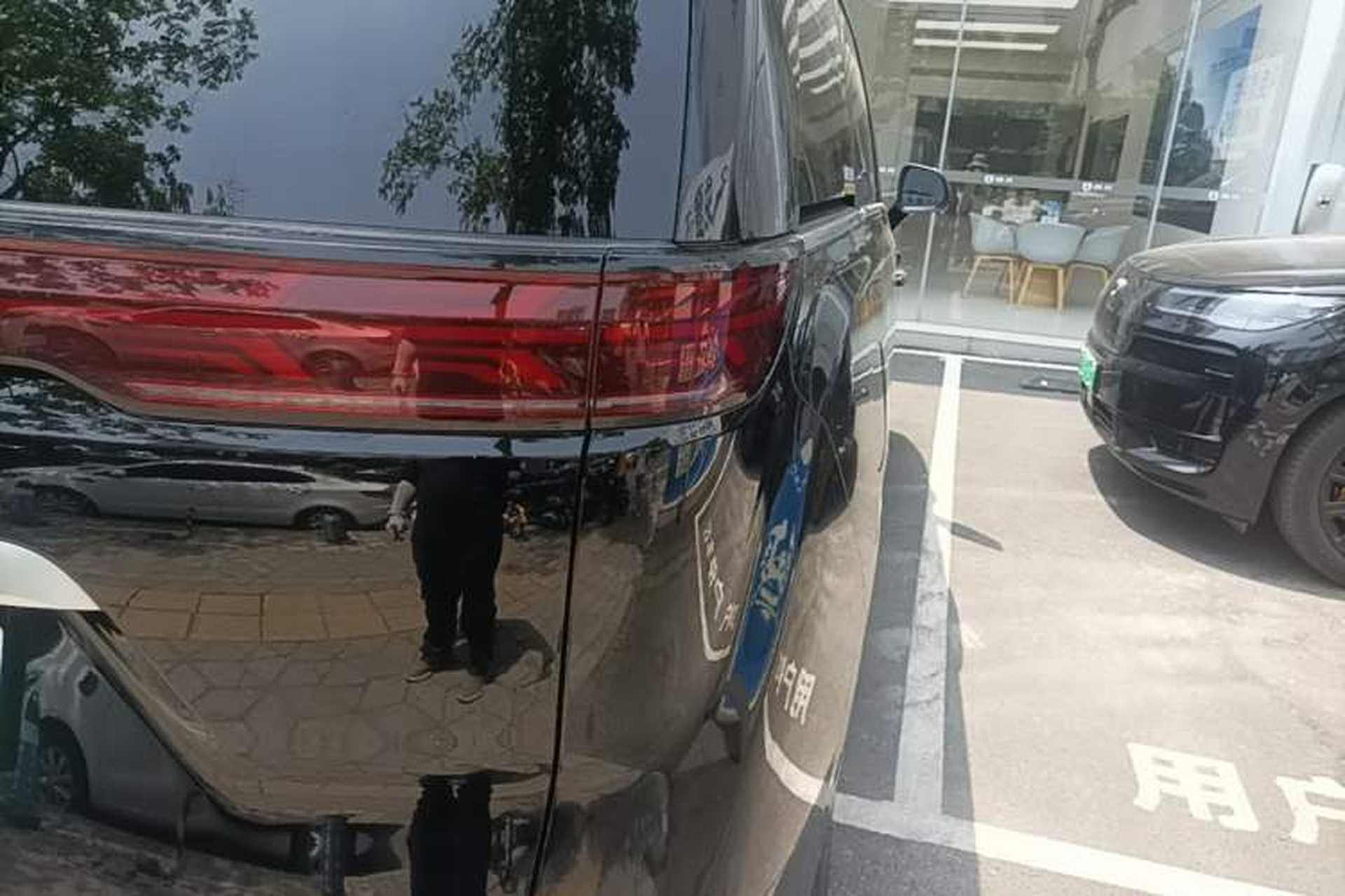Used Denza D9 2025 DM-i Smart Drive 1020 Four-Wheel Drive Deluxe Model Right Rear Taillight