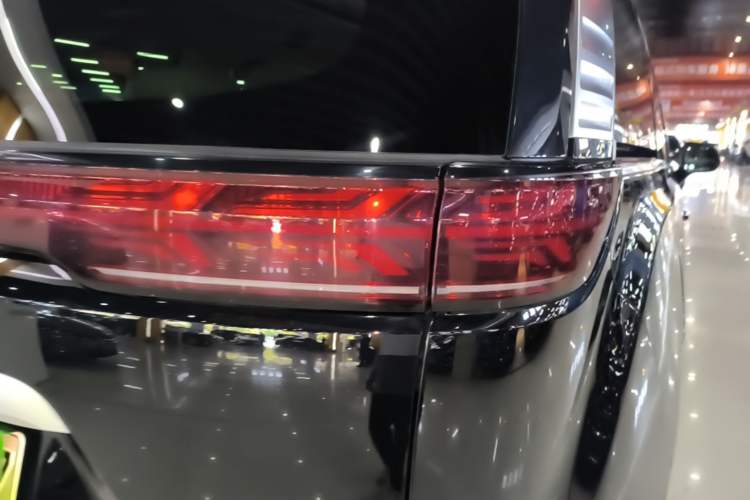 Used Denza D9 2025 DM-i Intelligent Drive 1020 Four-Wheel Drive Flagship Model Right Rear Taillight