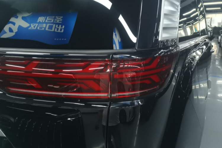 Used Denza D9 2025 DM-i Intelligent Drive 1020 Four-Wheel Drive Flagship Model Right Rear Taillight