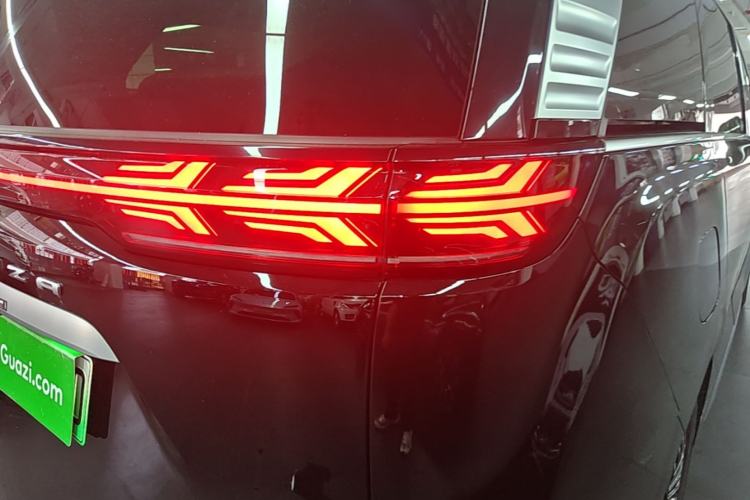 Used Denza D9 2025 DM-i Intelligent Drive 1020 Four-Wheel Drive Flagship Model Right Rear Taillight