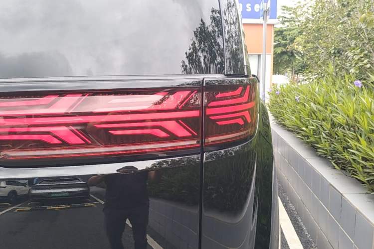 Used Denza D9 2025 DM-i Intelligent Drive 1020 Four-Wheel Drive Prestige Model Right Rear Taillight