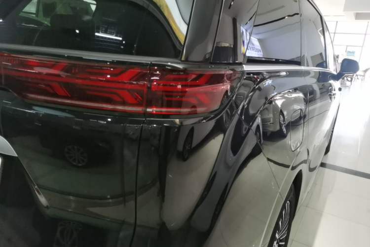 Used Denza D9 2025 DM-i Smart Drive 1020 Four-Wheel Drive Deluxe Model Right Rear Taillight