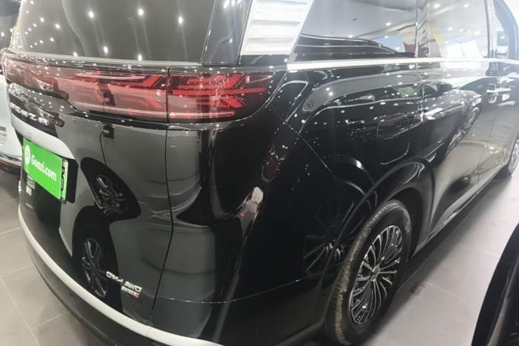 Used Denza D9 2025 DM-i Smart Drive 1020 Four-Wheel Drive Deluxe Model Right Rear Taillight