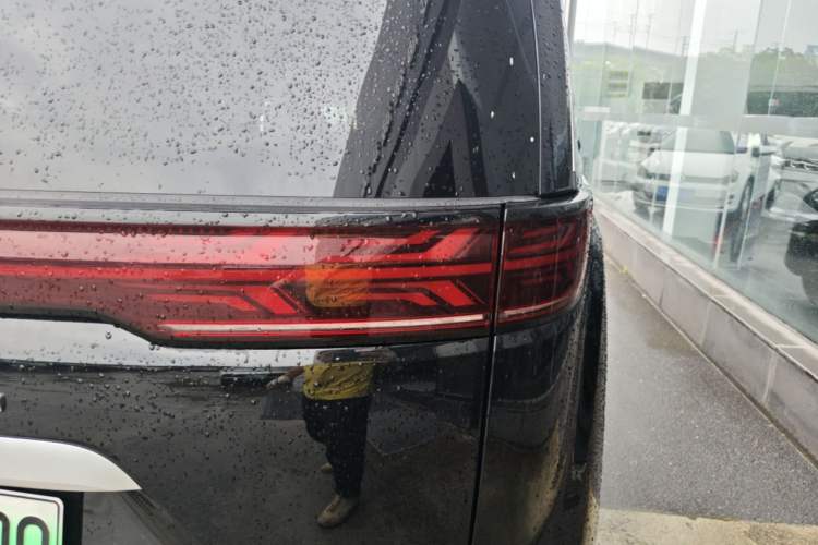 Used Denza D9 2025 DM-i Smart Drive 1020 Four-Wheel Drive Deluxe Model Right Rear Taillight