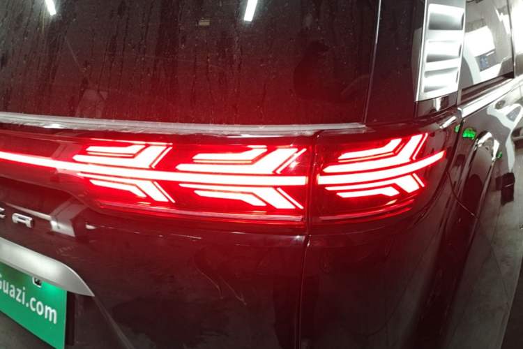 Used Denza D9 2025 DM-i Smart Drive 1020 Four-Wheel Drive Premium Model Right Rear Taillight