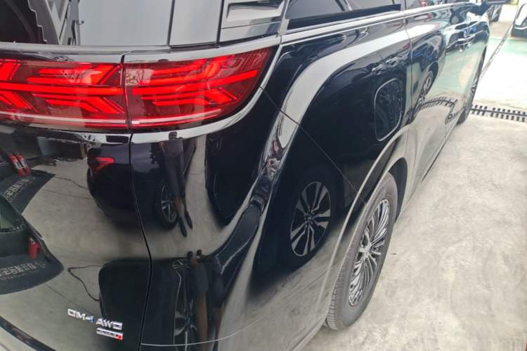 Used Denza D9 2025 DM-i Intelligent Drive 1020 Four-Wheel Drive Prestige Model Right Rear Taillight