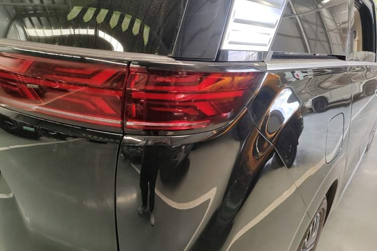 Used Denza D9 2025 Model DM-i Four-Wheel Drive Prestige Edition Right Rear Taillight