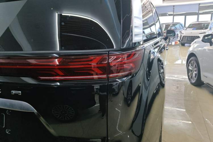 Used Denza D9 2025 DM-i Intelligent Drive 1020 Four-Wheel Drive Prestige Model Right Rear Taillight