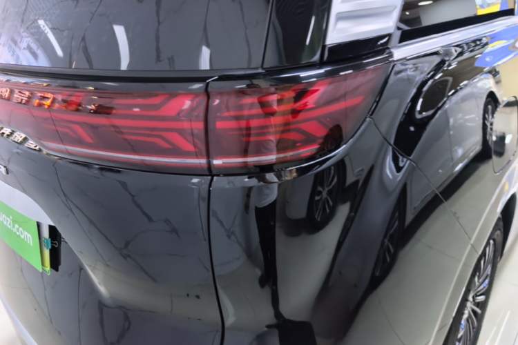 Used Denza D9 2025 DM-i Smart Drive 1020 Four-Wheel Drive Deluxe Model Right Rear Taillight