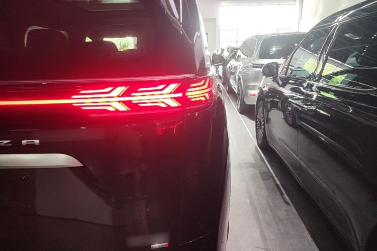 Used Denza D9 2025 DM-i Intelligent Drive 1020 Four-Wheel Drive Flagship Model Right Rear Taillight