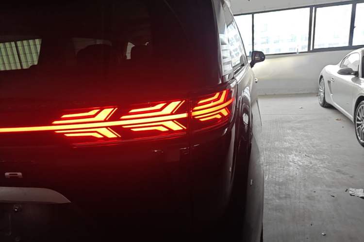 Used Denza D9 2025 DM-i Intelligent Drive 1020 Four-Wheel Drive Prestige Model Right Rear Taillight