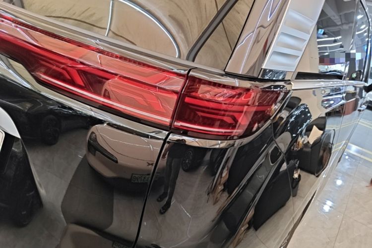 Used Denza D9 2025 DM-i Intelligent Drive 1020 Four-Wheel Drive Prestige Model Right Rear Taillight