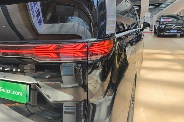 Used Denza D9 2025 DM-i Smart Drive 1020 Four-Wheel Drive Deluxe Model Right Rear Taillight