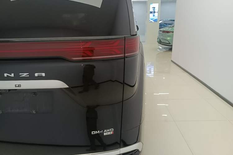 Used Denza D9 2025 DM-i Smart Drive 1020 Four-Wheel Drive Deluxe Model Right Rear Taillight