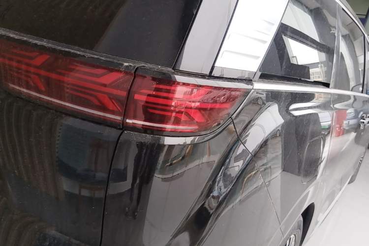 Used Denza D9 2025 DM-i Intelligent Drive 1020 Four-Wheel Drive Prestige Model Right Rear Taillight