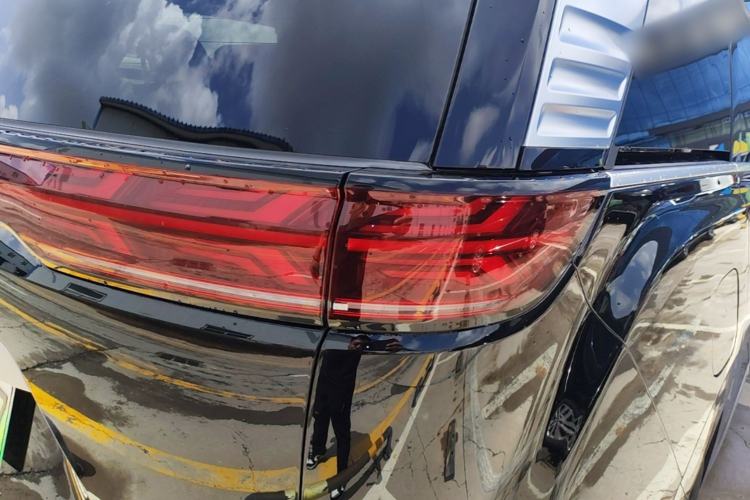 Used Denza D9 2025 DM-i Intelligent Drive 1020 Four-Wheel Drive Flagship Model Right Rear Taillight