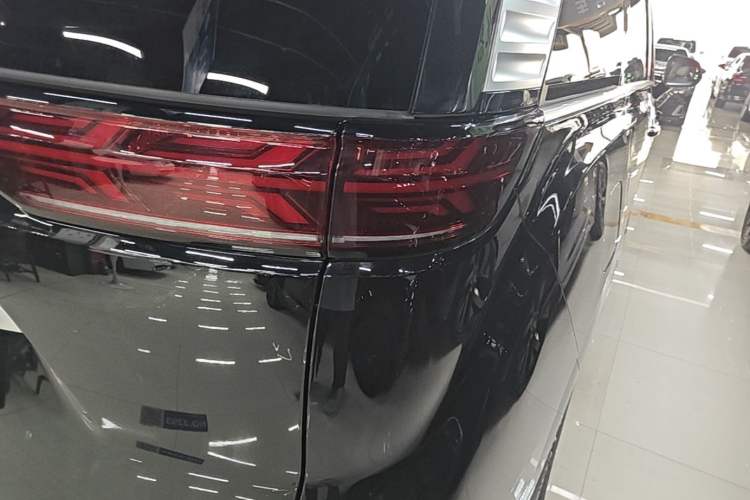 Used Denza D9 2025 DM-i Smart Drive 1020 Four-Wheel Drive Deluxe Model Right Rear Taillight