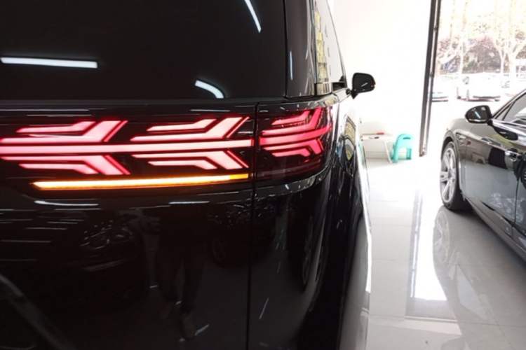 Used Denza D9 2025 DM-i Intelligent Drive 1020 Four-Wheel Drive Flagship Model Right Rear Taillight