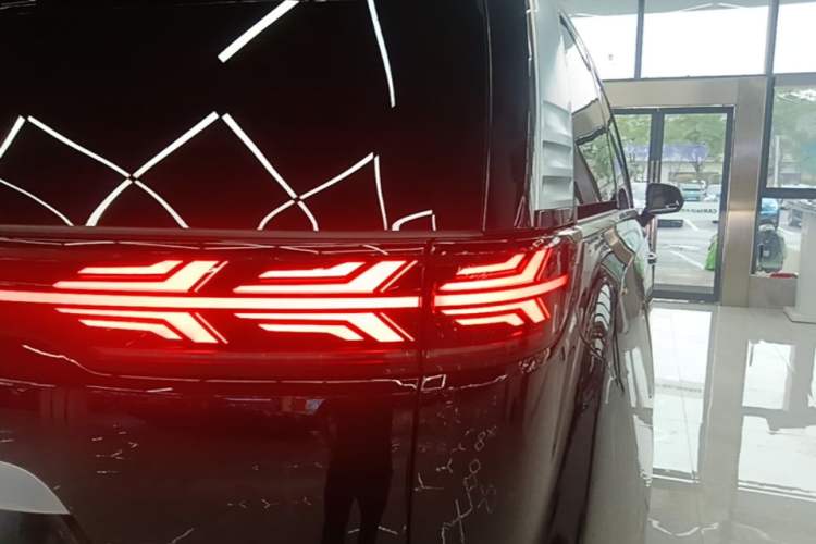 Used Denza D9 2025 DM-i Smart Drive 1020 Four-Wheel Drive Deluxe Model Right Rear Taillight