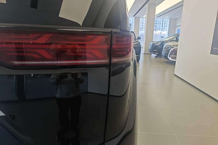 Used Denza D9 2025 DM-i Intelligent Drive 1020 Four-Wheel Drive Flagship Model Right Rear Taillight
