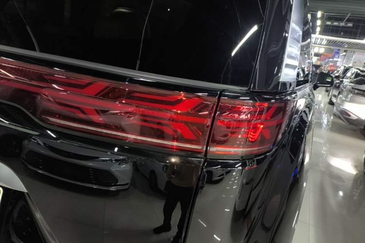 Used Denza D9 2025 Model DM-i Two-Wheel Drive Prestige Edition Right Rear Taillight