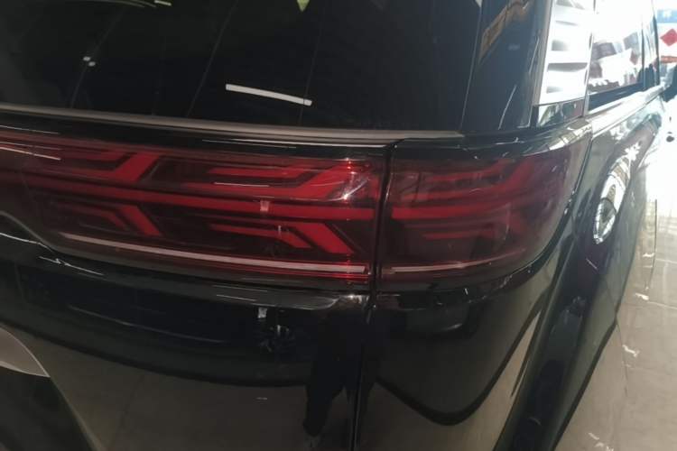 Used Denza D9 2025 DM-i Intelligent Drive 1020 Four-Wheel Drive Flagship Model Right Rear Taillight