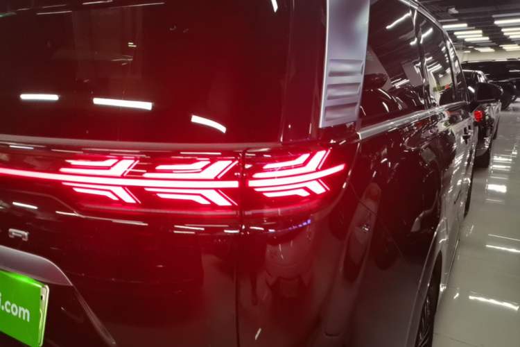Used Denza D9 2025 Model DM-i Four-Wheel Drive Prestige Edition Right Rear Taillight