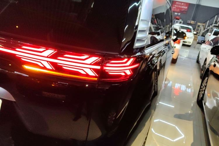 Used Denza D9 2025 DM-i Intelligent Drive 1020 Four-Wheel Drive Prestige Model Right Rear Taillight