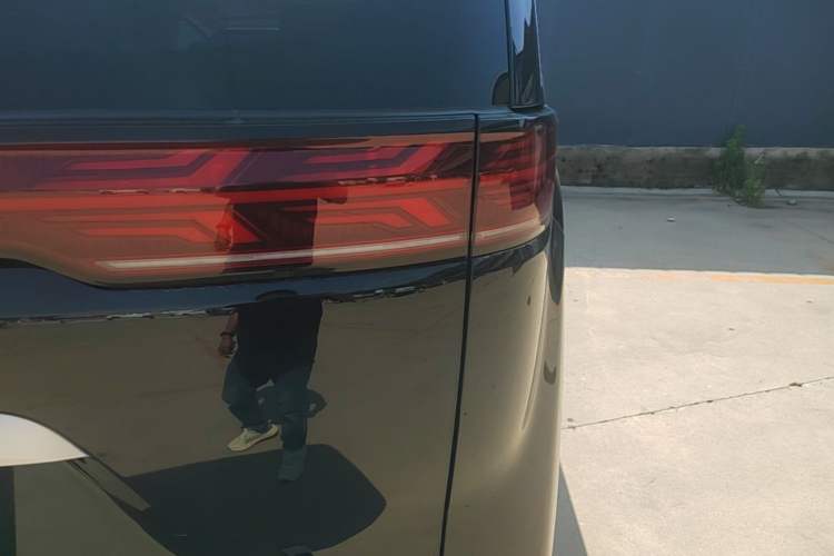 Used Denza D9 2025 DM-i Intelligent Drive 1020 Four-Wheel Drive Prestige Model Right Rear Taillight