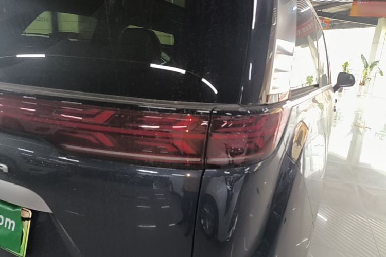 Used Denza D9 2025 DM-i Intelligent Drive 1020 Four-Wheel Drive Prestige Model Right Rear Taillight