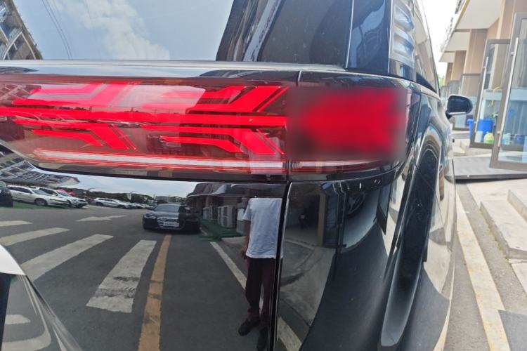 Used Denza D9 2025 DM-i Intelligent Drive 1020 Four-Wheel Drive Prestige Model Right Rear Taillight