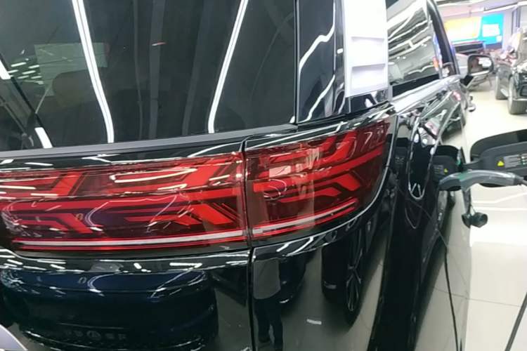 Used Denza D9 2025 DM-i Intelligent Drive 1020 Four-Wheel Drive Prestige Model Right Rear Taillight