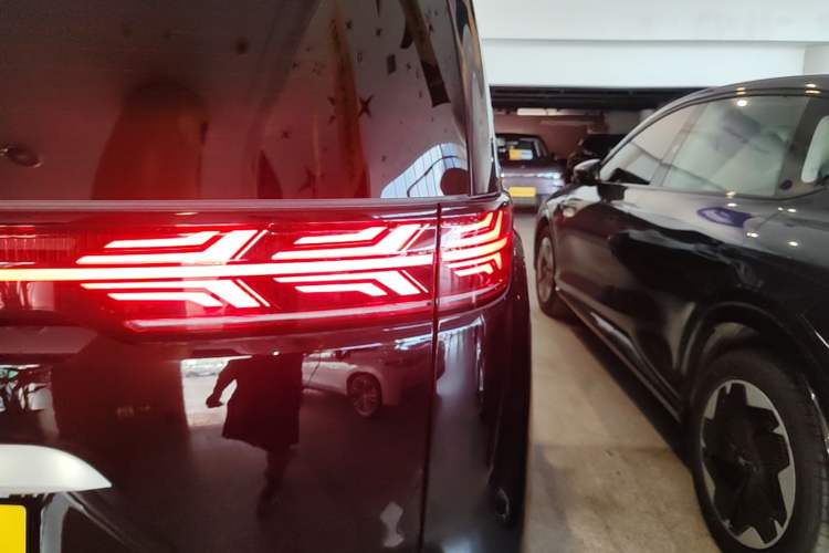 Used Denza D9 2025 DM-i Smart Drive 1020 Four-Wheel Drive Deluxe Model Right Rear Taillight